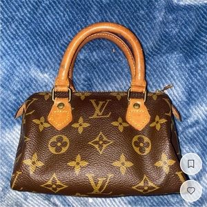 Selling an old vintage LV nano speedy.